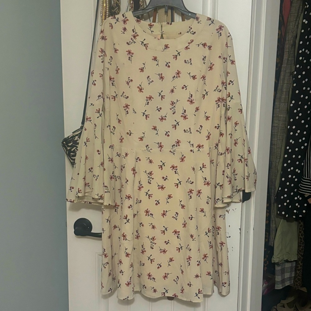 Floral keyhole dress in size Large